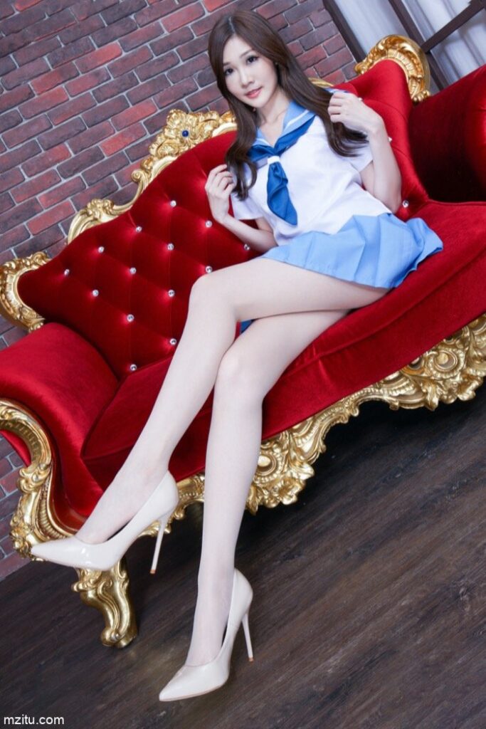 成熟迷人的美少妇，美腿纤细白皙真性感-萌素素