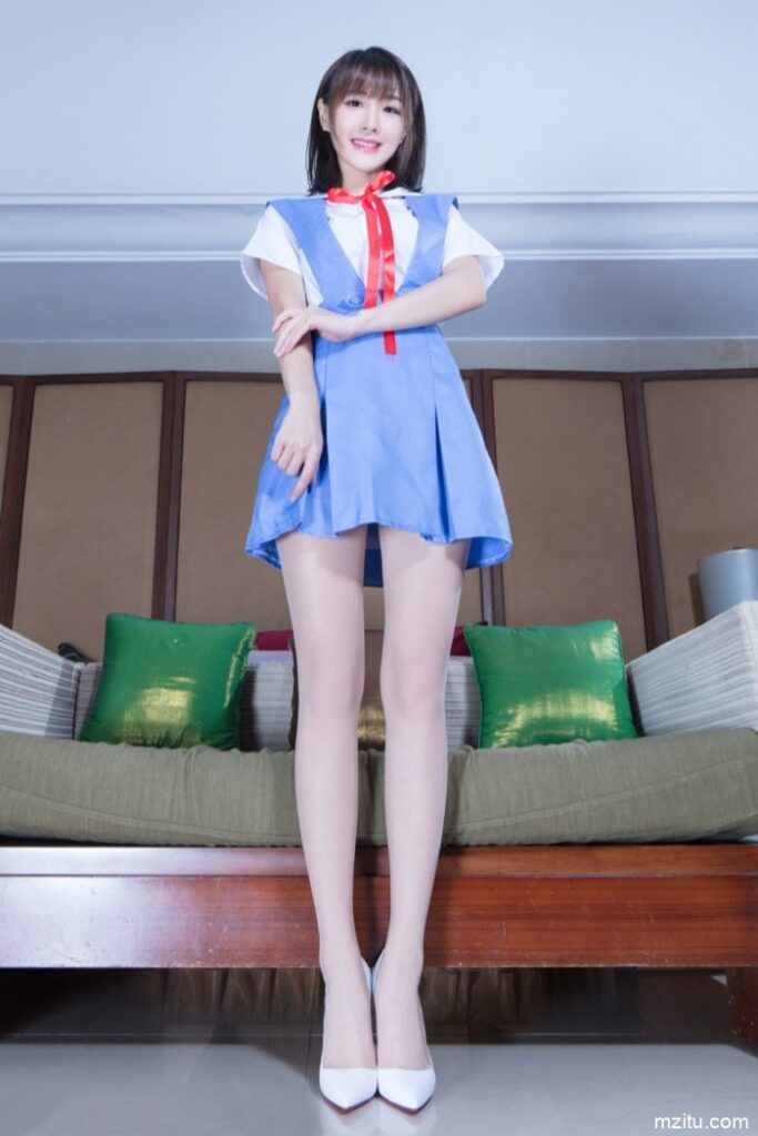 台湾妹子好甜美，一双大白腿让人移不开眼！-萌素素