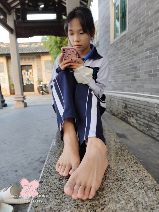 【免费】专心致志玩手机的女孩【42P】20028-萌素素