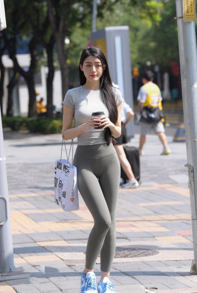 在外面逛街的瑜伽裤女孩J2240 449P1V-16.7GB-萌素素