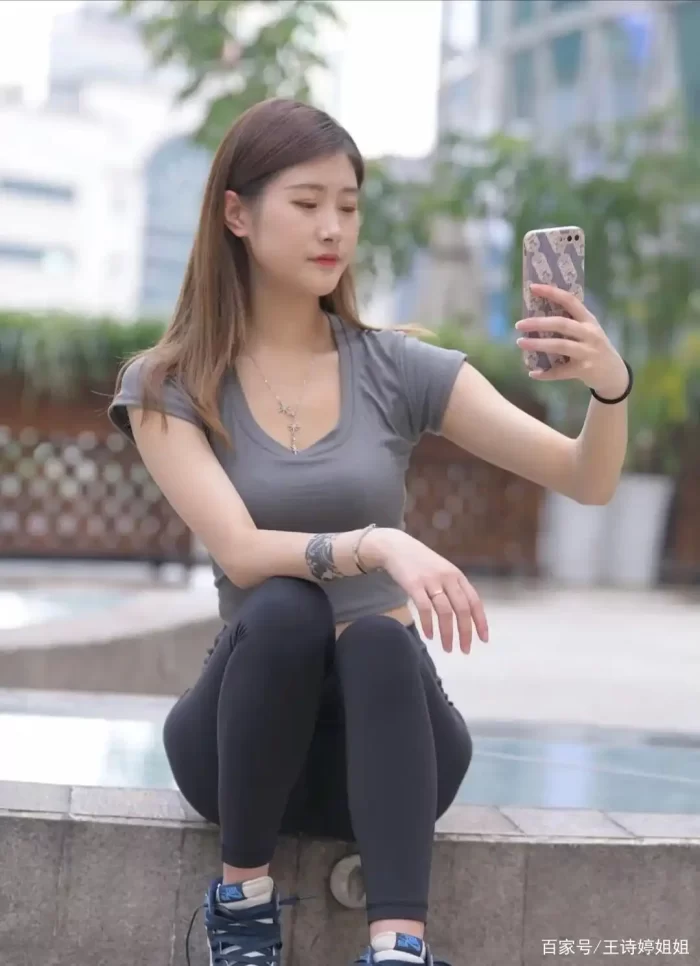 图片[2]-有小虎牙非常甜美的瑜伽裤女孩-萌素素