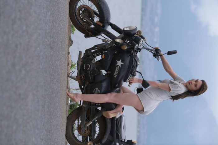 阴雨天在海边骑车的长发女人【156P】00044-萌素素