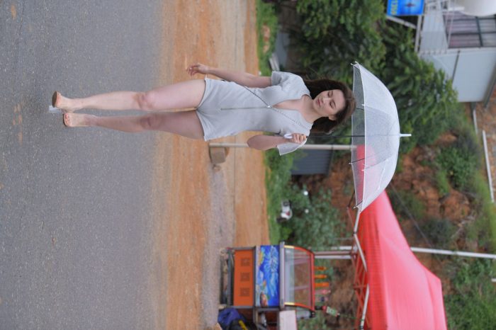 阴雨天在海边骑车的长发女人【156P】00044-萌素素