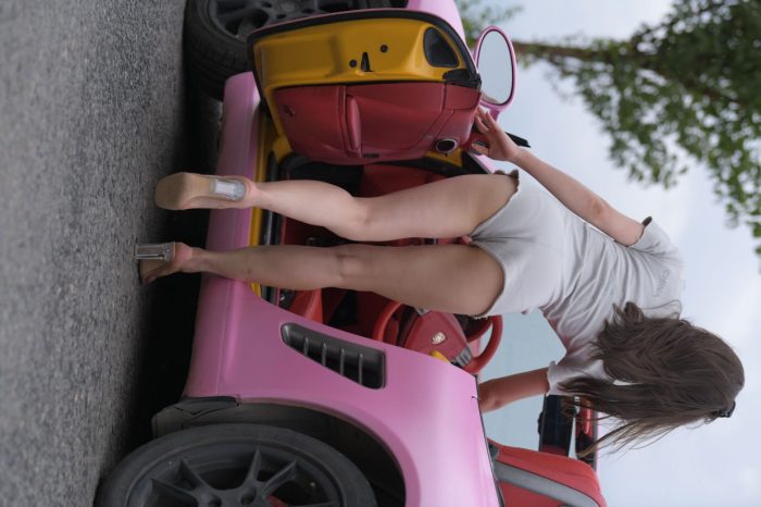 在海边开跑车的连衣短裤女孩【390P】00030-萌素素
