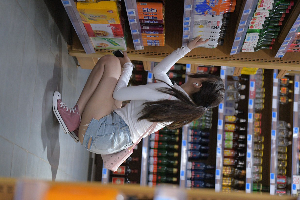 图片[5]-紧身牛仔短裤骑自行车的漂亮女孩【588P】00053-萌素素