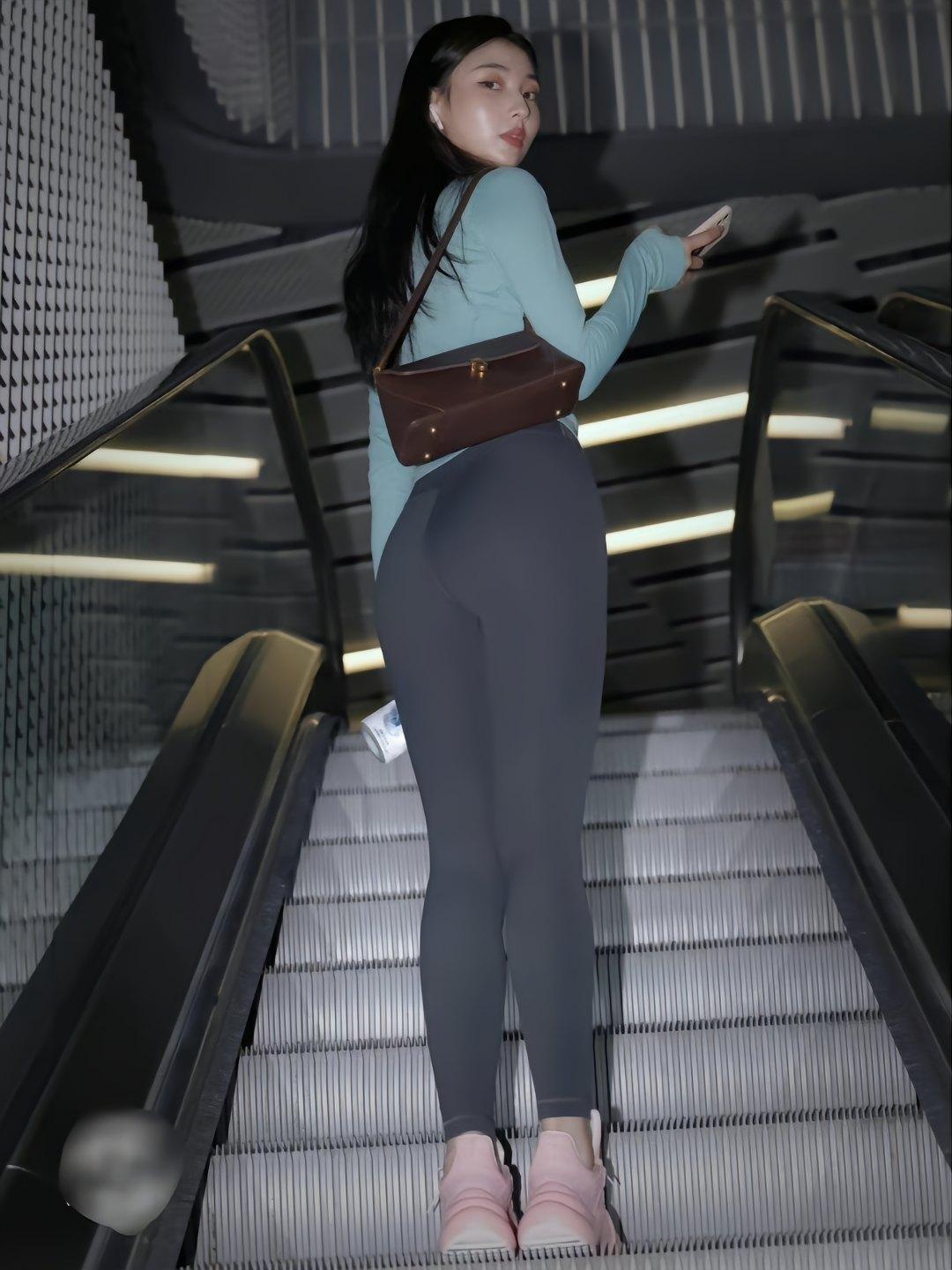 图片[1]-晚上逛商场的瑜伽裤漂亮女孩J2244 225P2V-15.1GB-萌素素