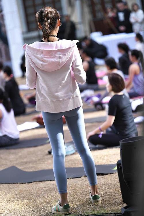 图片[2]-在广场看热闹的瑜伽裤女人-萌素素