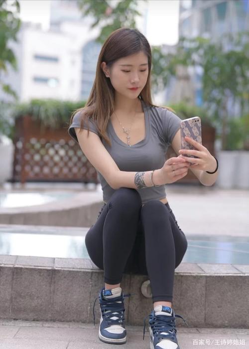 图片[1]-有小虎牙非常甜美的瑜伽裤女孩-萌素素