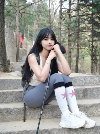 图片[1]-爱爬山的瑜伽裤MM，太甜美了！~-萌素素