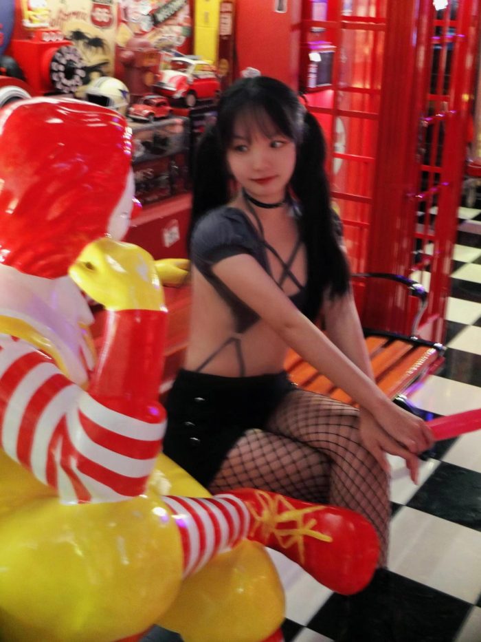 网格丝袜的清纯双马尾小姑娘-萌素素
