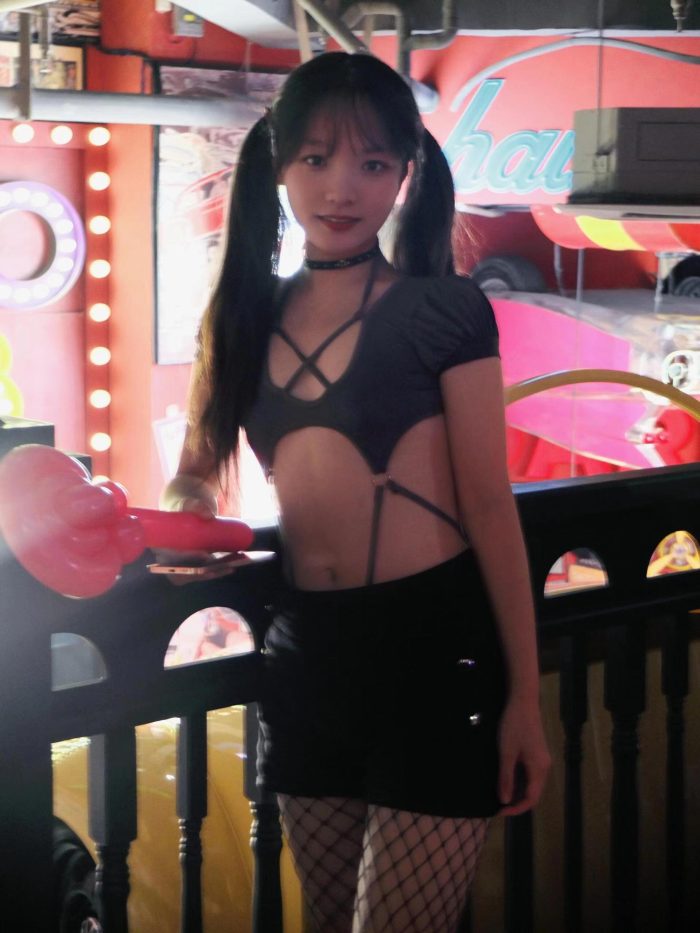 网格丝袜的清纯双马尾小姑娘-萌素素