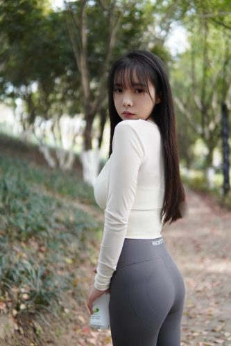 图片[9]-穿瑜伽裤爬山的长发少女-萌素素
