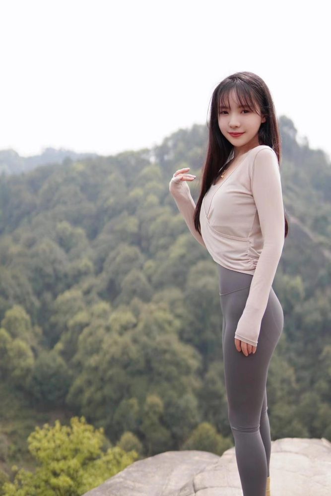 穿瑜伽裤爬山的长发少女-萌素素