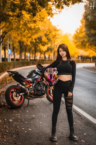 图片[1]-骑摩托车的瑜伽裤美女身材太好了！-萌素素