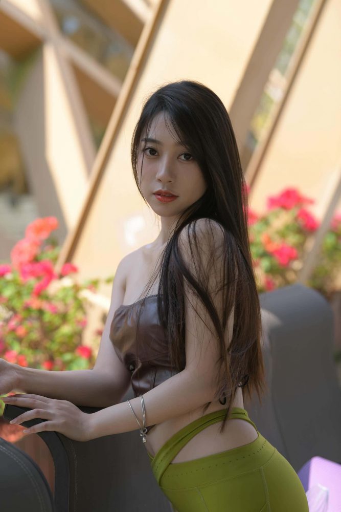 穿着绿色瑜伽裤的女孩【669P】P213-萌素素