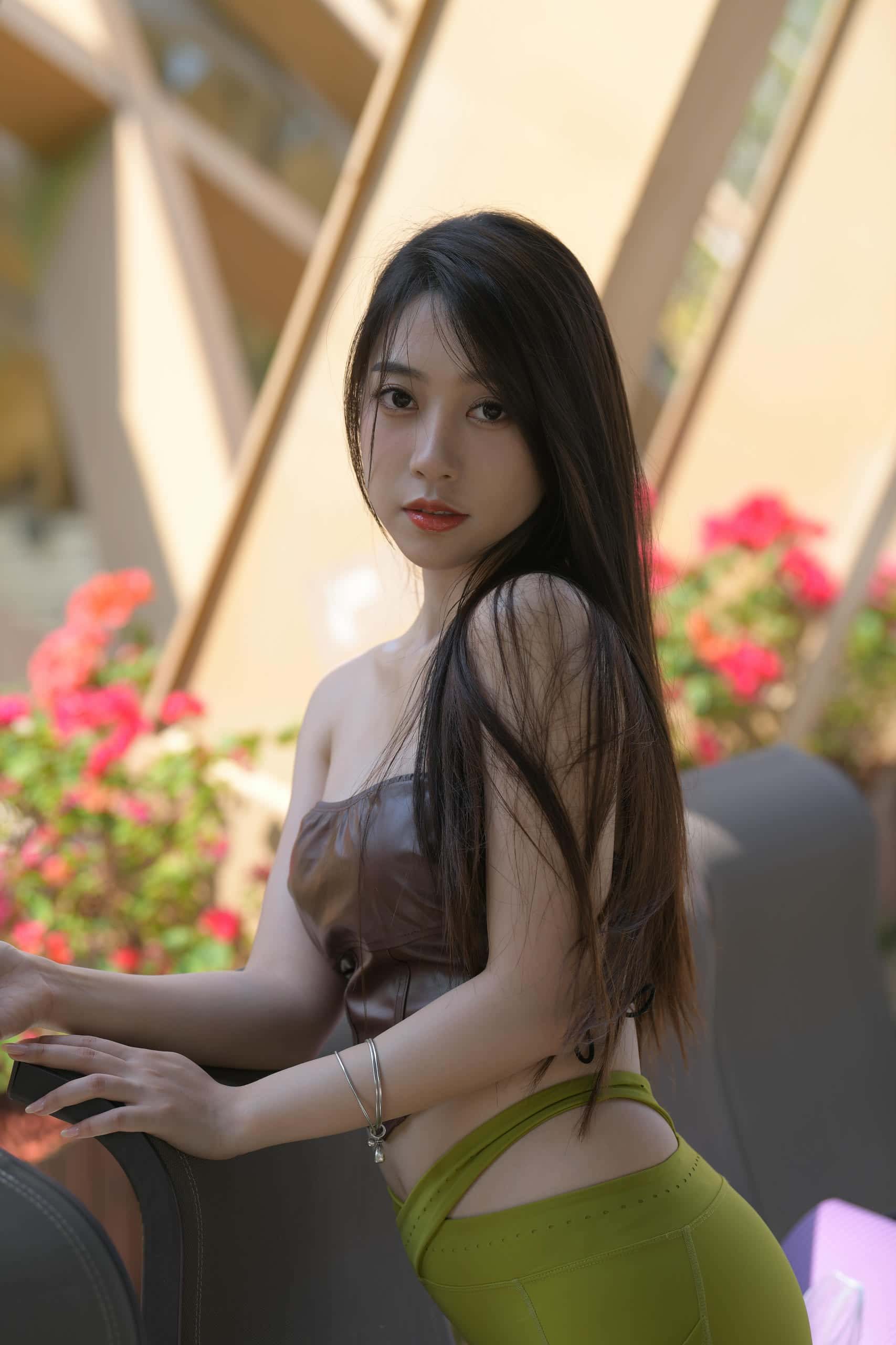 图片[1]-穿着绿色瑜伽裤的女孩【669P】P213-萌素素